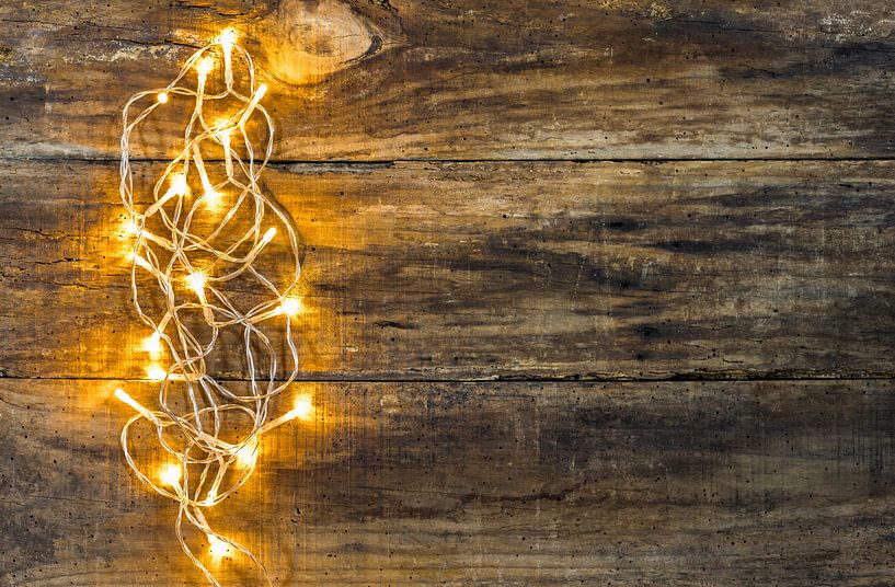 Kerstmislicht, warm gouden helder op houten achtergrond van Alex Winter