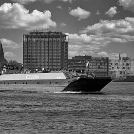 Binnenvaartschip op het IJ van Foto Amsterdam/ Peter Bartelings