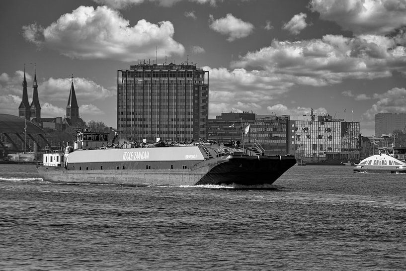 Binnenvaartschip op het IJ van Peter Bartelings