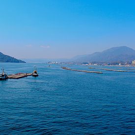 Japanische Gewässer mit Bergen von Mfixfotografie