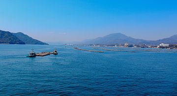 Japanse wateren met Bergen van Mfixfotografie