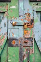 Groene schuurdeur met slot