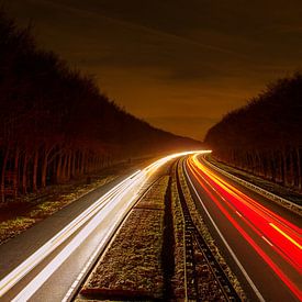 Lichtspuren in der Nacht – Autobahn bei langer Belichtungszeit von Freek Wolsink