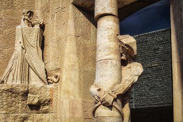 Statues de façade de la Passion dans des tons chauds - Sagrada Familia, Barcelone sur Andreea Eva Herczegh