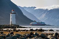 L'Hurtigruten passe devant le phare de Høgstein avant d'entrer dans les fjords, Godøy, Norvège.