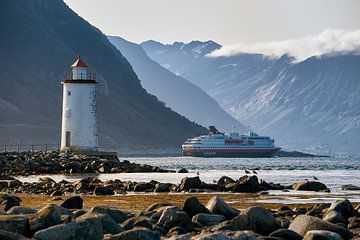 Hurtigruten passeert de vuurtoren van Høgstein voordat hij de fjorden binnengaat, Godøy, Noorwegen van qtx