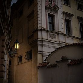 Prag: Verborgene Gasse bei Nacht von Sascha Reuen