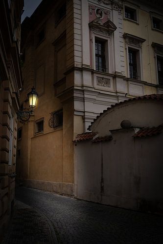 Prag: Verborgene Gasse bei Nacht