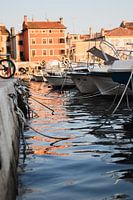 Schilderachtige haven van Rovinj: Boten rustend aan de kade