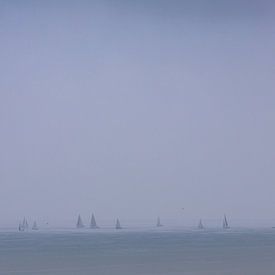 Segelboote im Morgennebel von David Van de Vyver