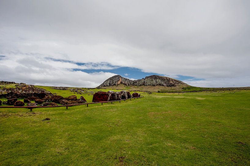 Landschaft mit zerbrochenen Moai-Statuen bei Ahu Tongariki auf der Osterinsel, Chile, Polynesien von WorldWidePhotoWeb