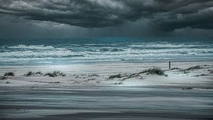 Tempête d'été sur la côte de Terschelling sur Ineke Huizing