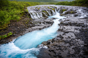 Blaues Wasser in einem isländischen Wasserfall