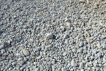 Graue Steine im Sand von Alphapics