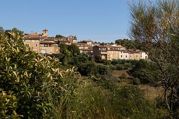 Uitzicht op een pittoresk Frans dorpje in de Provence van Bram Lubbers