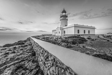 Insel Menorca mit Leuchtturm Cavallería. Black & White Landschaftsbild. von Manfred Voss, Schwarz-weiss Fotografie