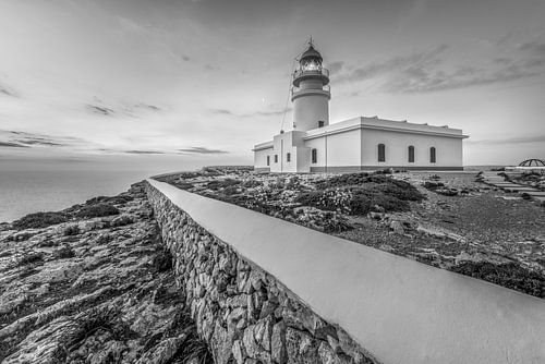 Eiland Menorca met de vuurtoren van Cavallería. Black & White landscape painting.