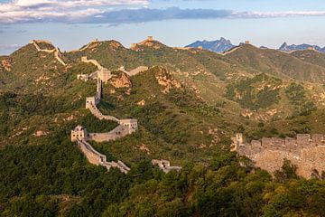 De Grote Muur bij Jinshanling in China van Roland Brack