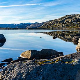 Meer tijdens wandeling naar Trolltunga in Noorwegen van Jessica Lokker