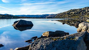 Meer tijdens wandeling naar Trolltunga in Noorwegen van Jessica Lokker