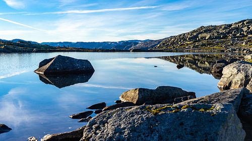 Meer tijdens wandeling naar Trolltunga in Noorwegen