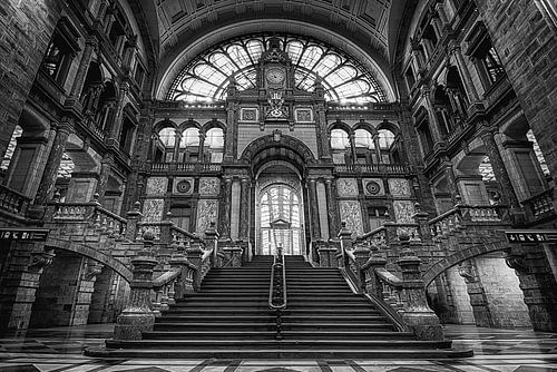 Antwerpen Centraal Station inkomhal trappen I zwart-wit
