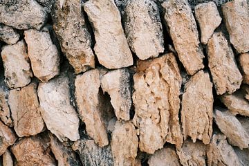 Nahaufnahme Natursteinmauer in Ibiza-Stadt | Reise- und Straßenfotografie