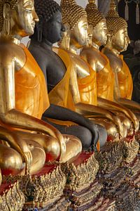 Ein schwarzer Buddha im goldenen Chor