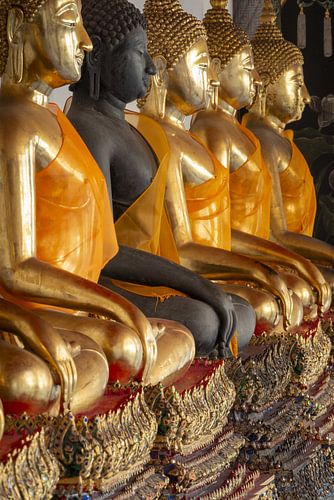 Een zwarte Boeddha in het gouden koor