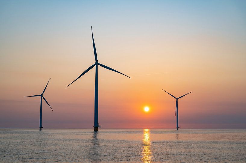 Windturbines in een offshore windpark tijdens zonsondergang van Sjoerd van der Wal Fotografie