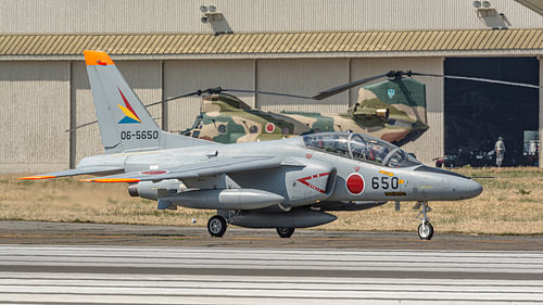 Jet-Trainingsflugzeug vom Typ Kawasaki T-4 der japanischen Luftselbstverteidigungsstreitkräfte.