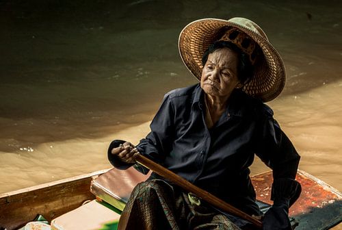 Femme âgée sur le marché flottant de Chiang Mai sur Nick van der Blom