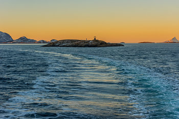 Vorbeifahrt am nördlichen Polarkreis während Kreuzfahrt mit Hurtigruten bei Sonnenaufgang im Winter 