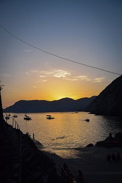 Ondergaande zon in Vernazza, Cinque Terre van Kramers Photo