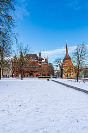 Blick auf das Ständehaus und das Steintor im Winter in Rostock