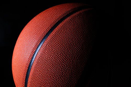 Detail van een basketbal op een zwarte achtergrond