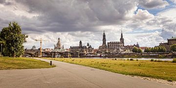 Elbpanorama über die Altstadt von Dresden von Rob Boon