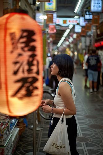 1. Première photo au Japon : femme, centre commercial d'Osaka