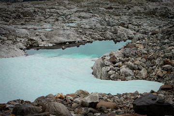 Wasserfläche neben einem Gletscher von Sebastian Stef