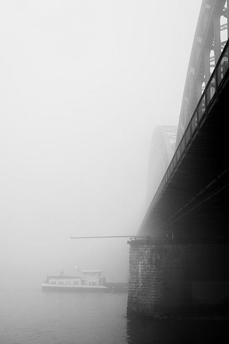 Le pont Hohenzollern à Cologne dans le brouillard