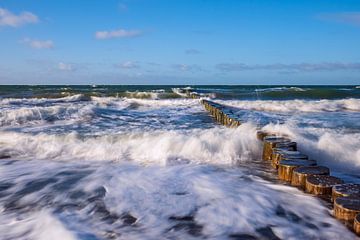 Kribben aan de kust van de Oostzee op een stormachtige dag van Rico Ködder