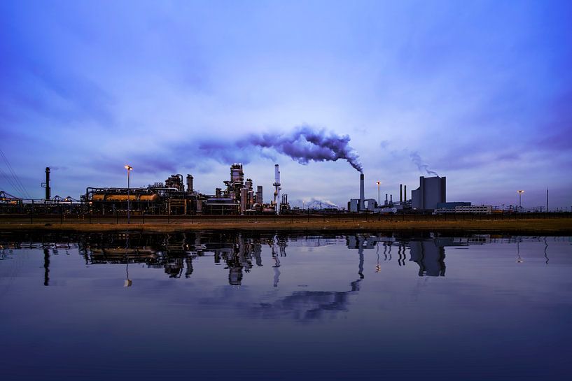 Reflectie van raffinaderijen van Digikhmer