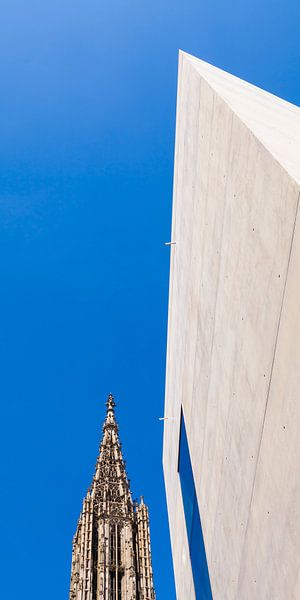 Ulm kathedraal en kantoorgebouw in Ulm van Werner Dieterich