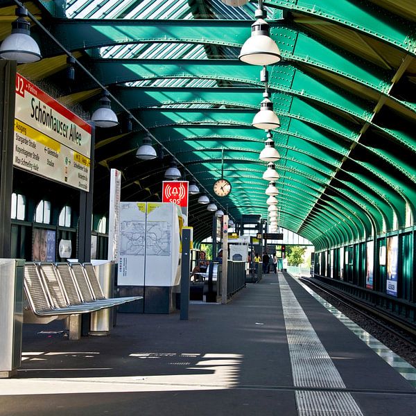 Linie U2 am Berliner U-Bahnhof Schönhauser Allee von Silva Wischeropp