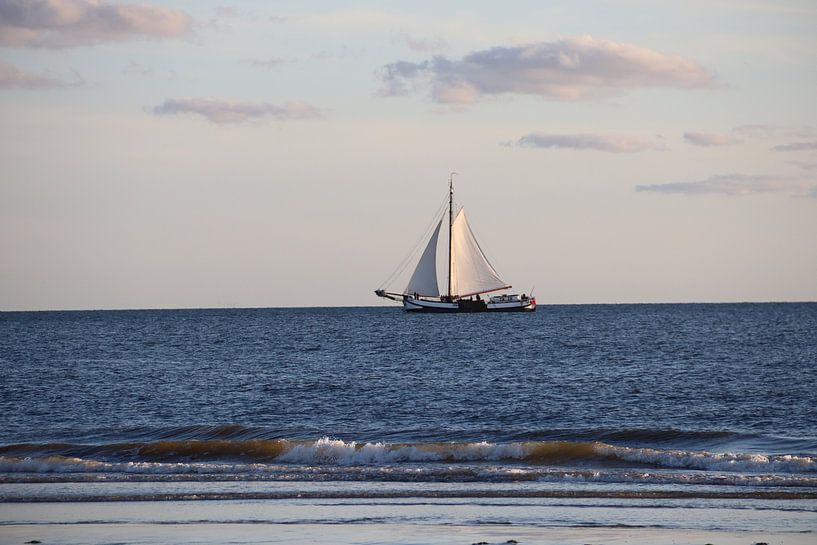 Segelyacht auf dem Wattenmeer 01 von Anne Bergsma