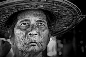 Chin vrouw met getatoeëerd gezicht in Myanmar/Birma. van Ron van der Stappen