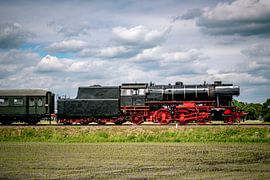 Une locomotive à vapeur circulant dans la campagne