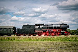Eine Dampflokomotive fährt durch die Landschaft