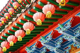 Lanternes rouges suspendues à la corniche colorée du temple Thean Hou, à Kuala Lumpur, en Malaisie sur The Book of Wandering