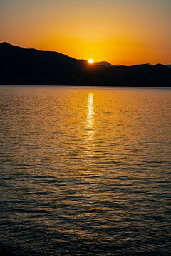 Lever de soleil avec paysage de montagne sur la mer sur Leo Schindzielorz
